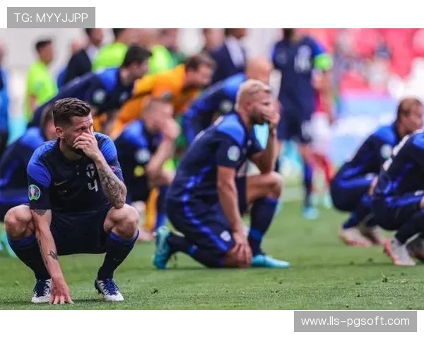 队医紧急入场治疗瞬间,全场观众鼓掌致敬