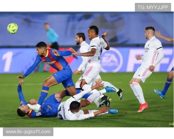 国家德比观众席现抗议横幅，针对裁判判罚标准