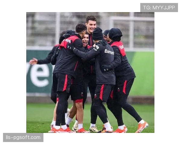 特写镜头：哈维-西蒙斯进球后奔向场边与主教练阿隆索庆祝